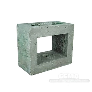 Grauer Betonblock mit quadratischem Öffnung für Düsenstein Irleh Plus 20 kW