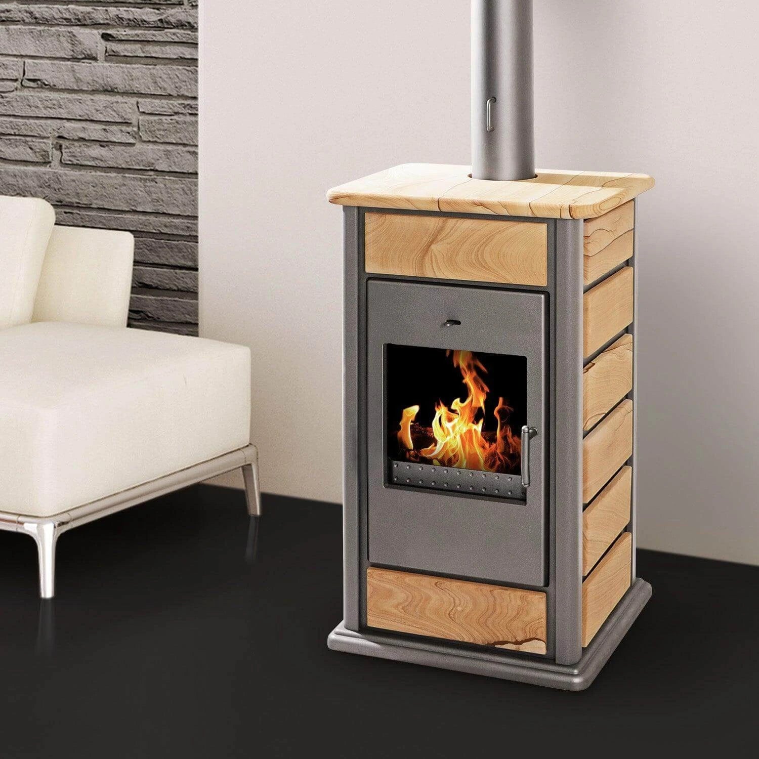 🔥 Moderner wasserführender Kaminofen aus Holz mit gemütlichem Design im Wohnzimmer. Anfrage für individuelles Angebot! 🛠️