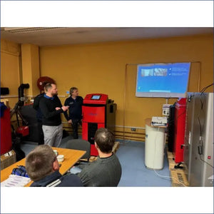 Indoor-Trainingssitzung mit Holzvergasungskessel Attack DPX 15 kW, effiziente Biomasseheizung
